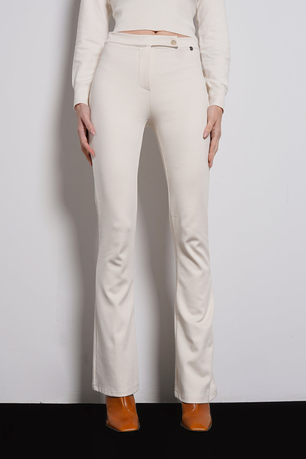 Pantalone zampa bottone gioiello