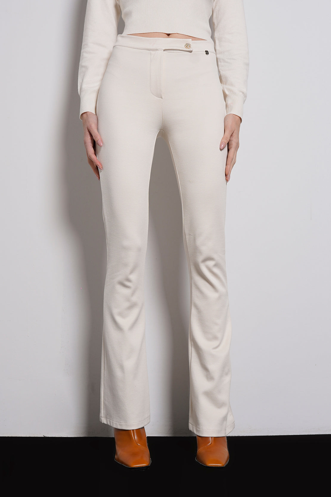 Pantalone zampa bottone gioiello