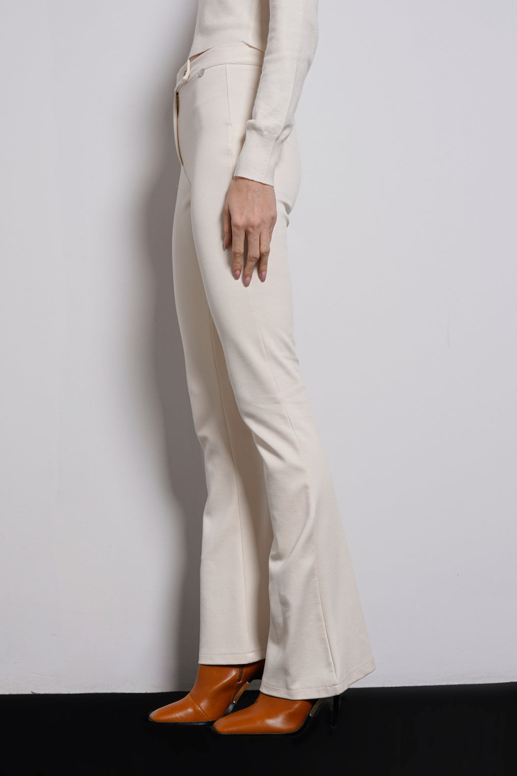 Pantalone zampa bottone gioiello