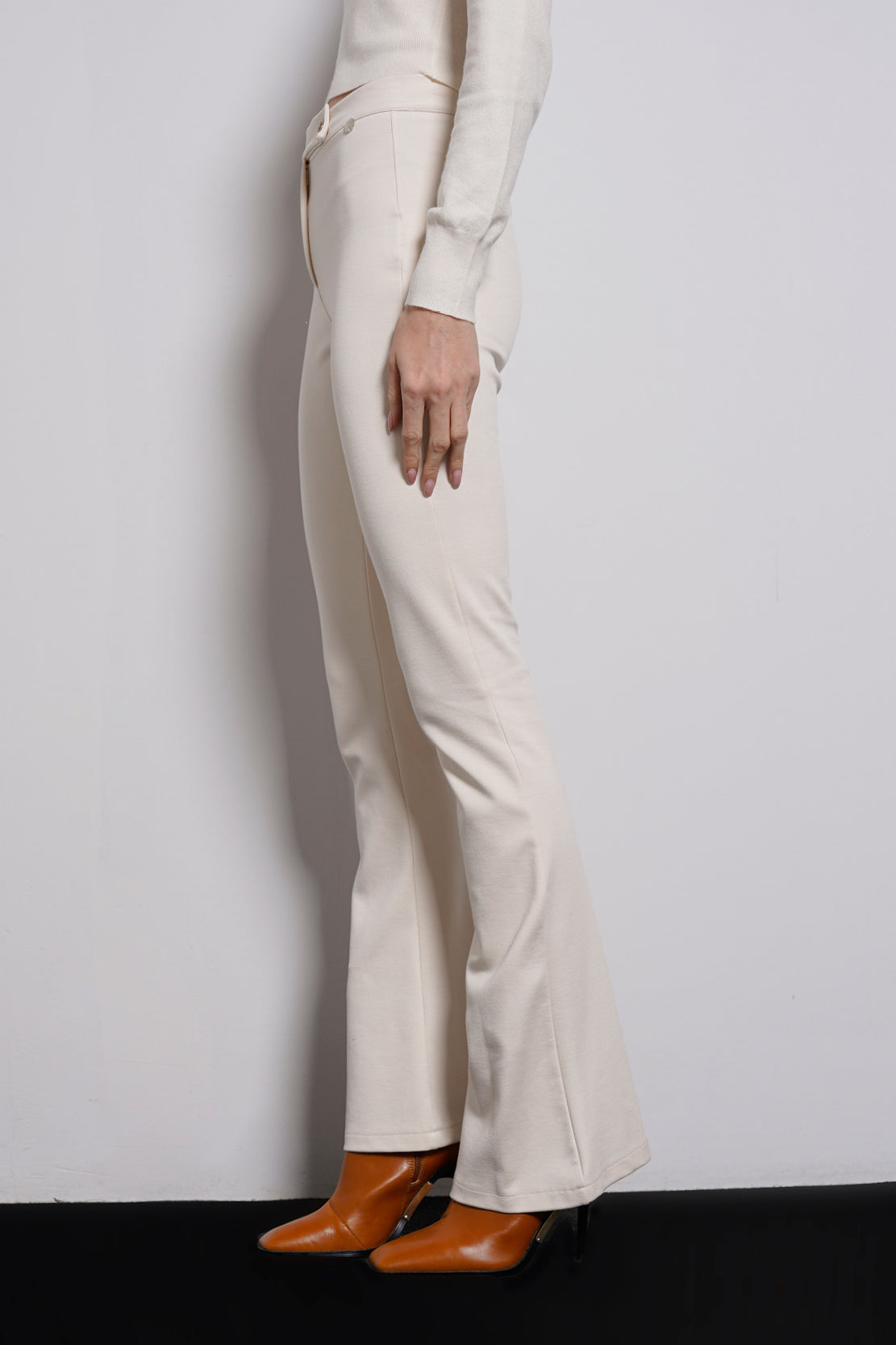 Pantalone zampa bottone gioiello