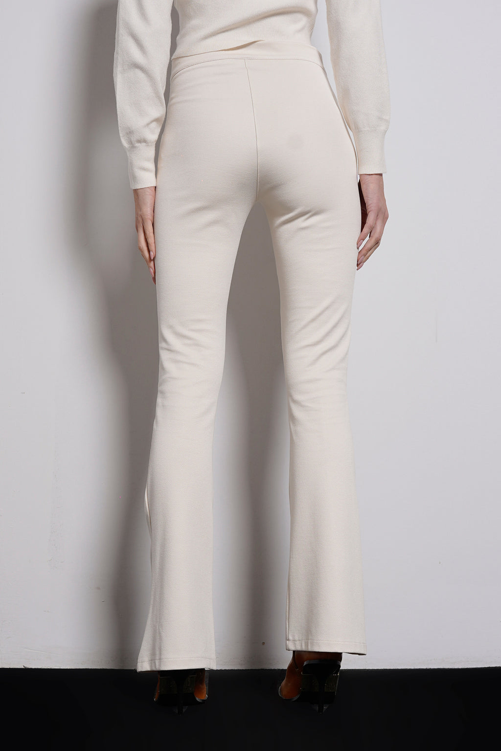 Pantalone zampa bottone gioiello