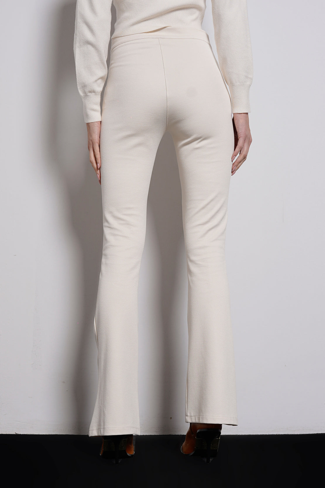 Pantalone zampa bottone gioiello