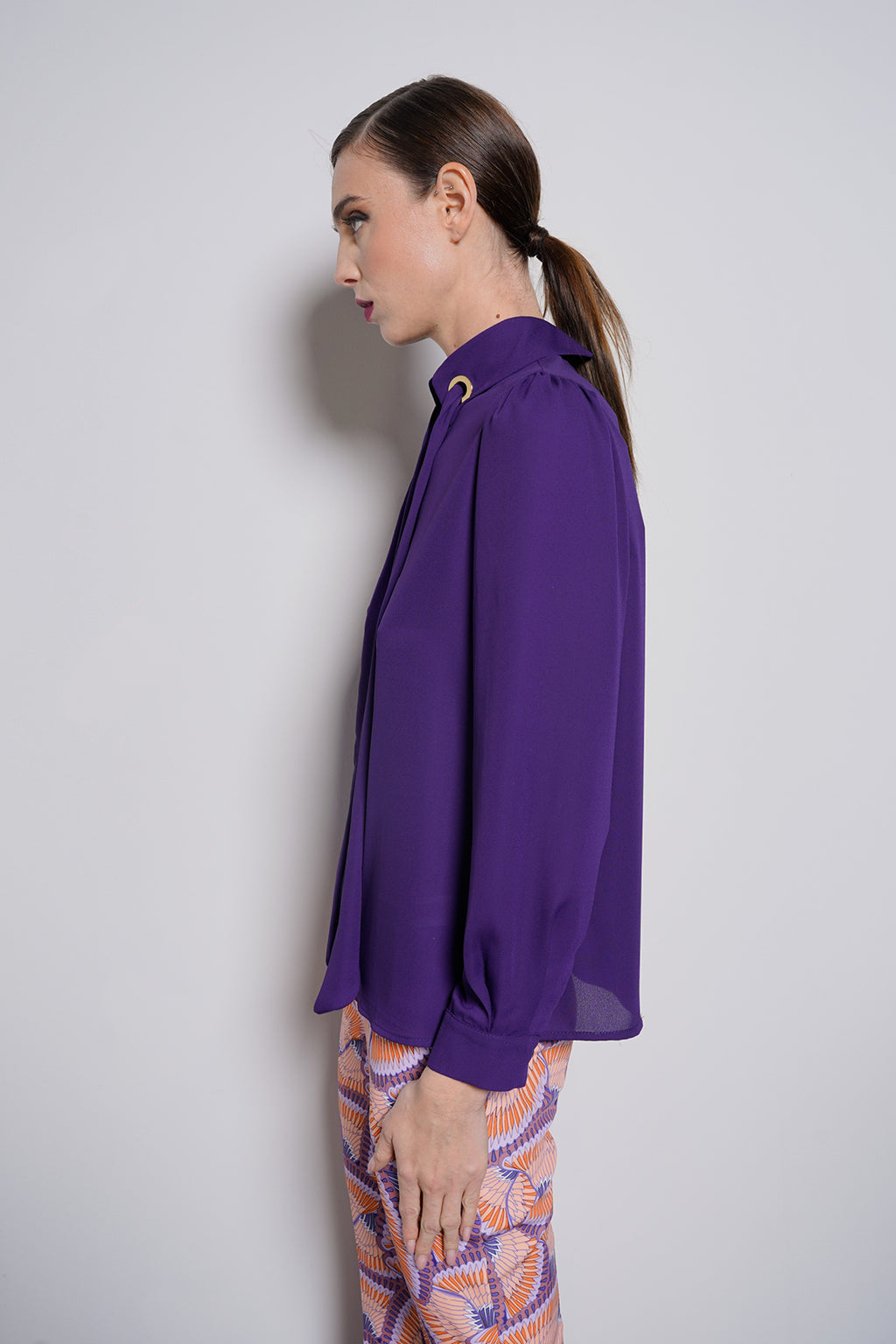 Blusa con occhielli
