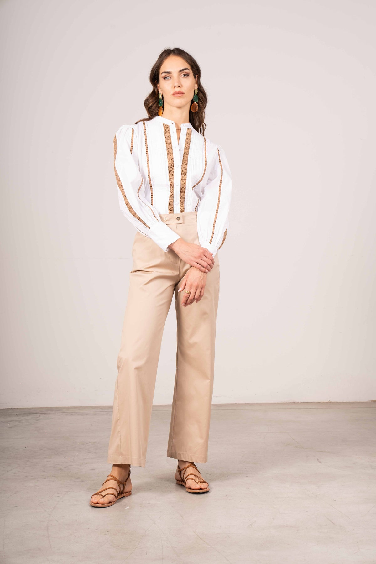 Camicia con passamanerie a contrasto