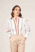 Camicia con passamanerie a contrasto