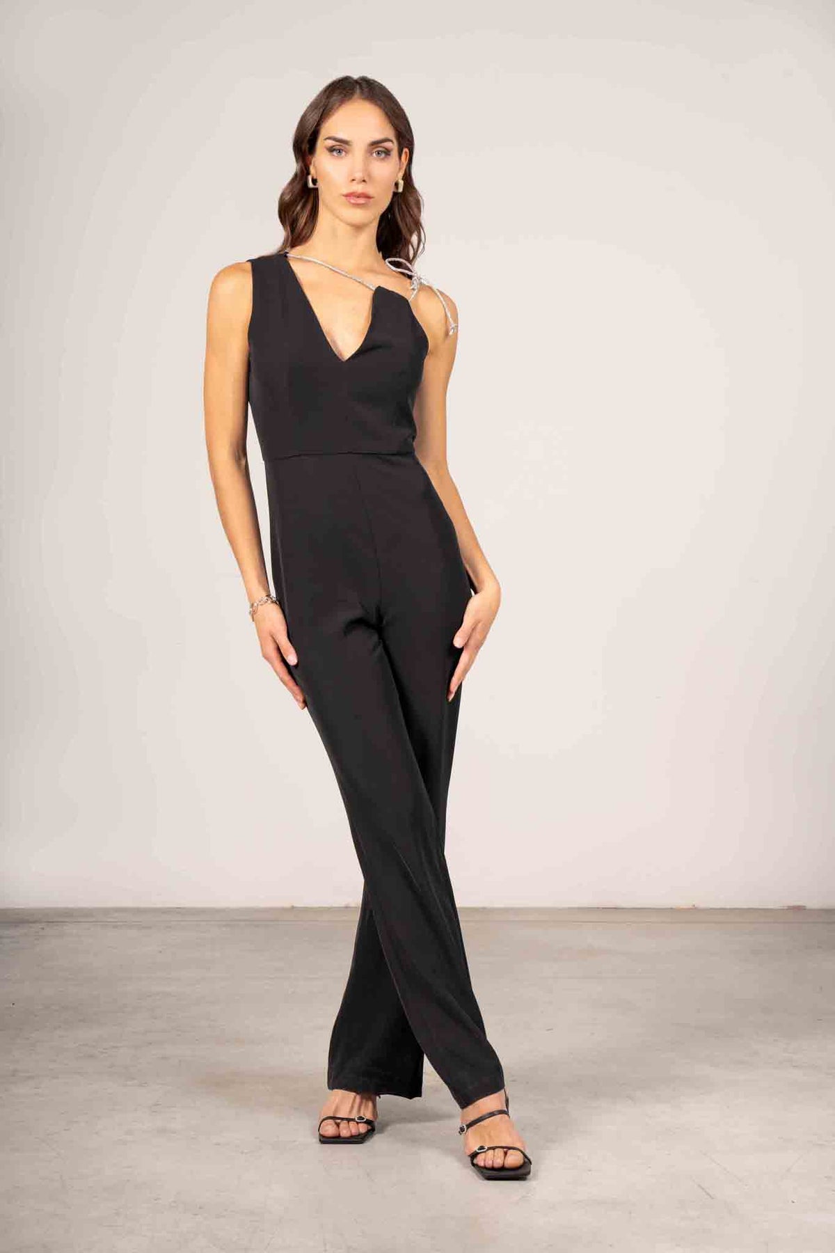 Tuta asimmetrica con bretelle strass