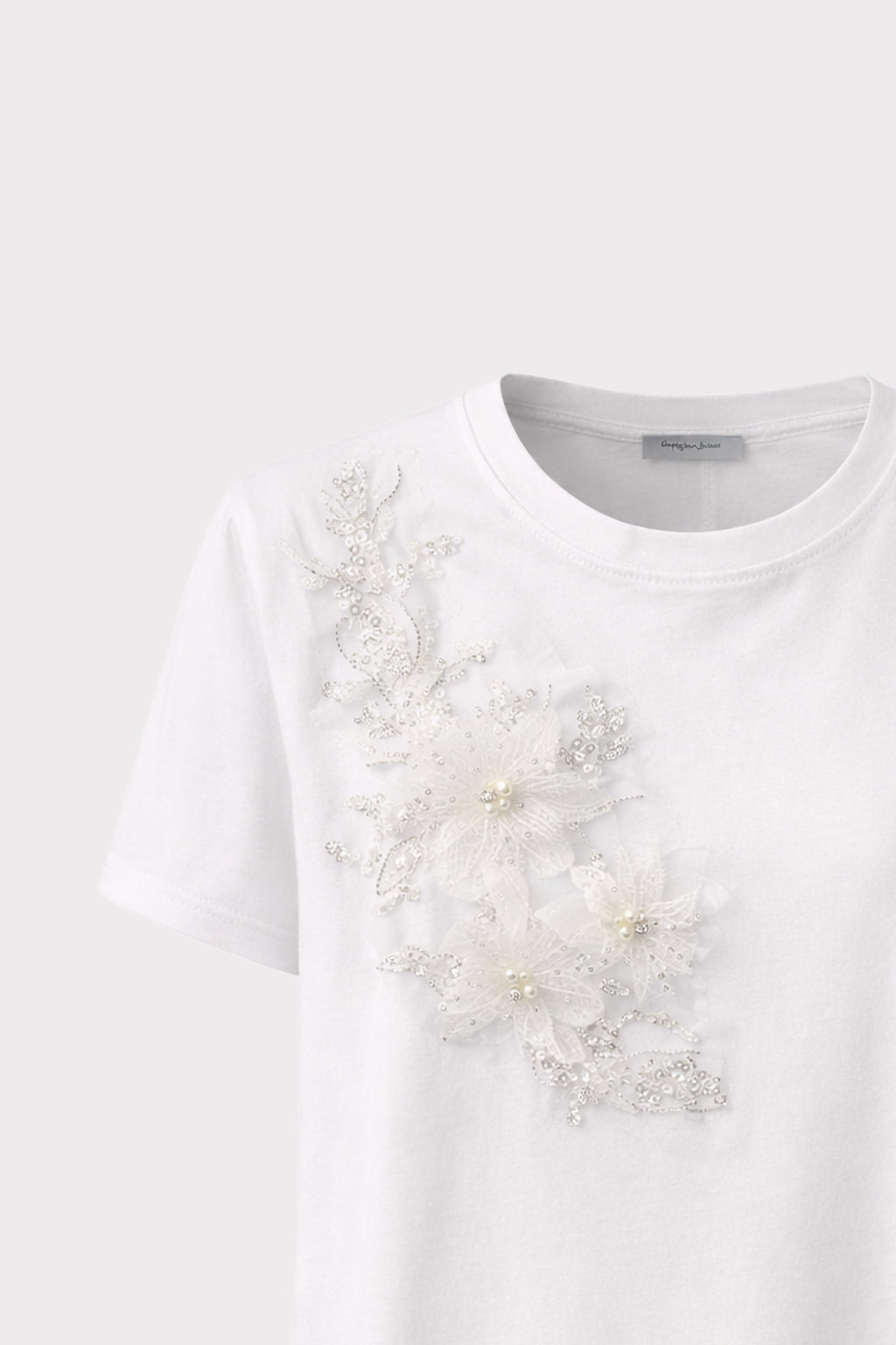 T-shirt con applicazione e perle