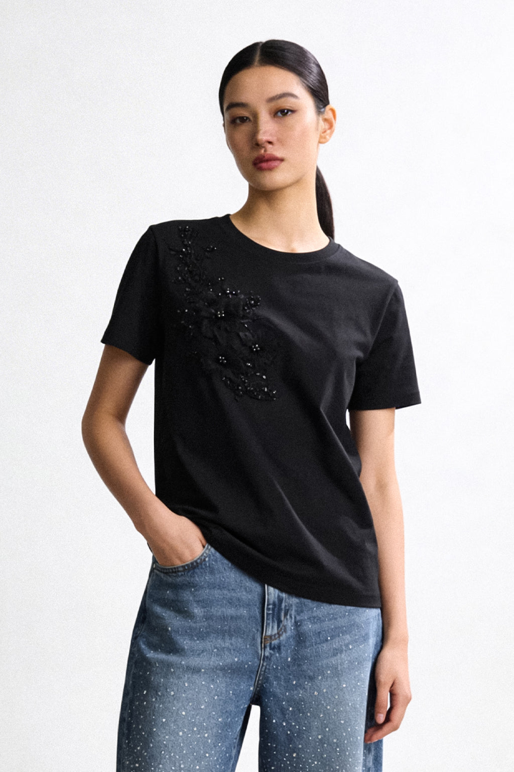 T-shirt con applicazione e perle