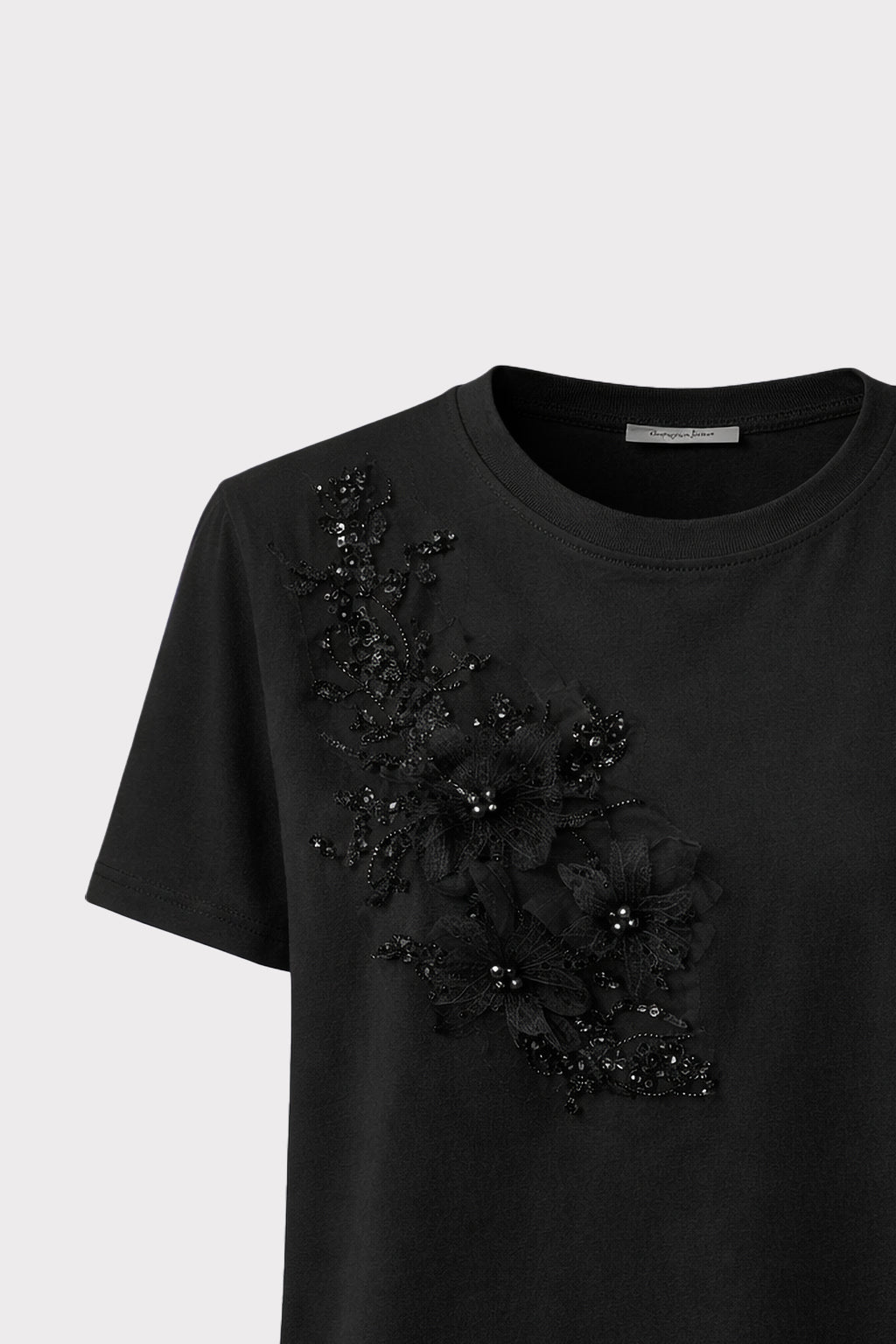 T-shirt con applicazione e perle