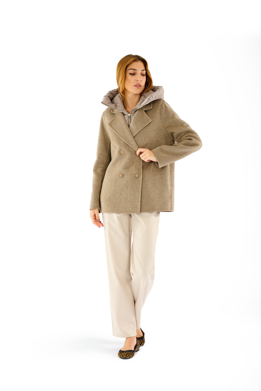 Cappotto corto con cappuccio e pettorina