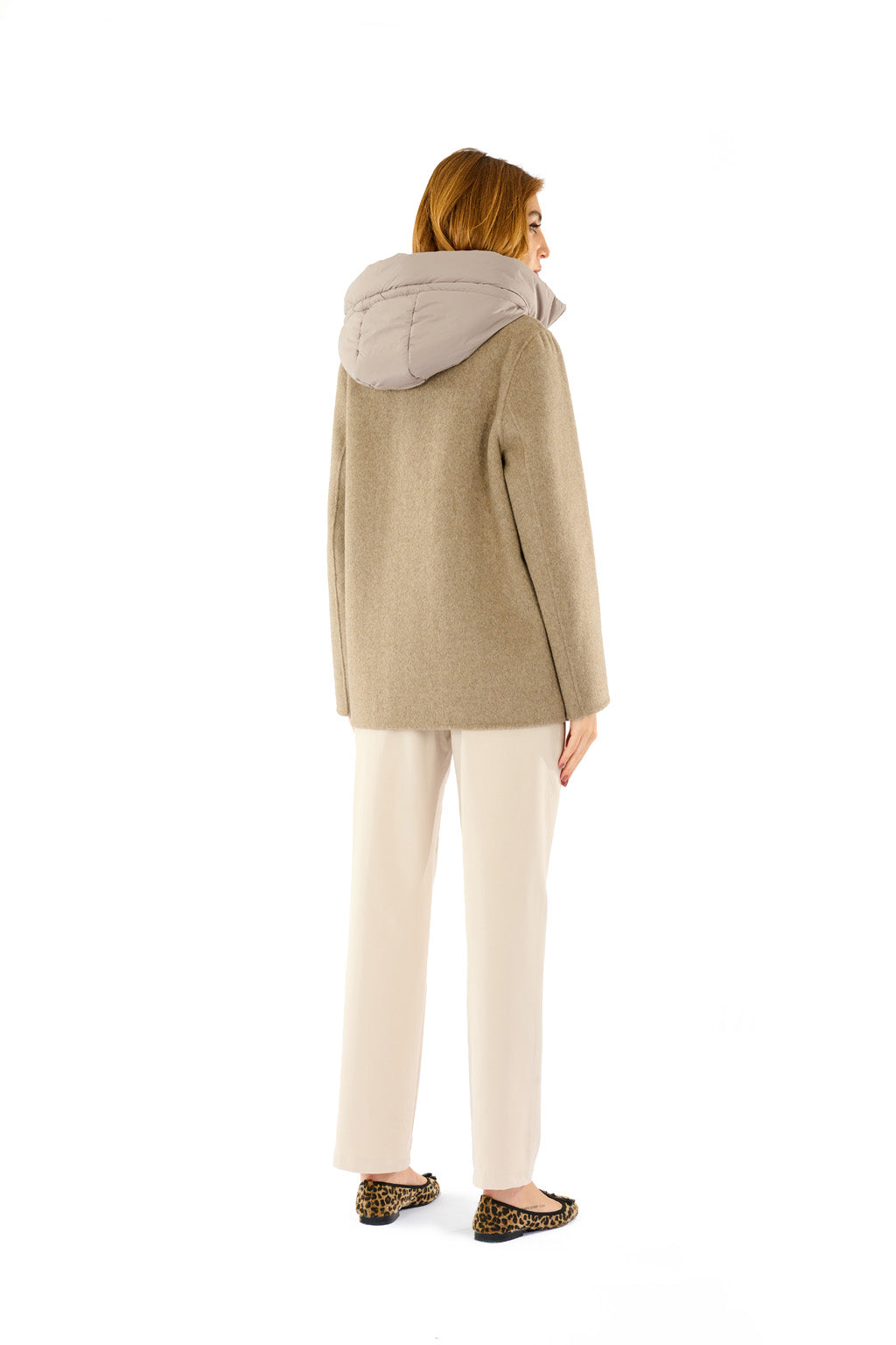 Cappotto corto con cappuccio e pettorina