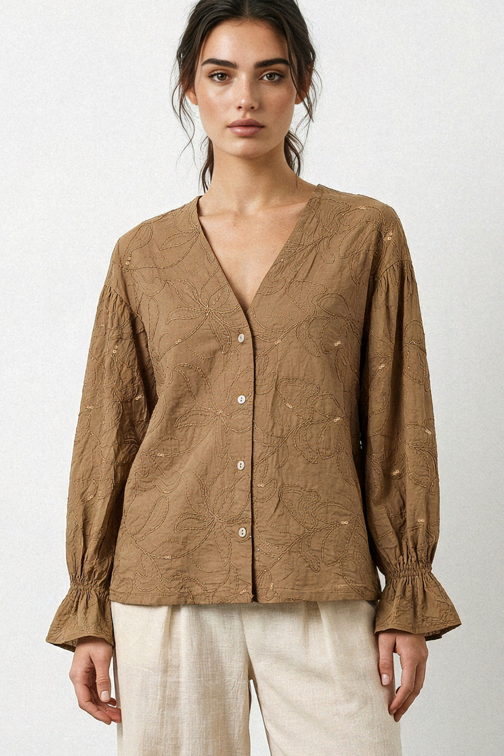 Camicia con ricamo floreale