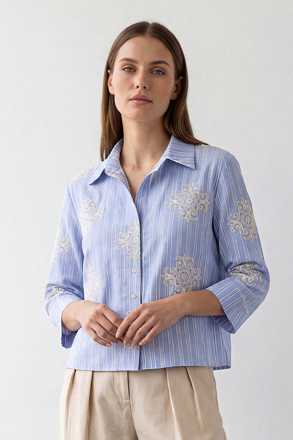 Camicia a righe con ricami
