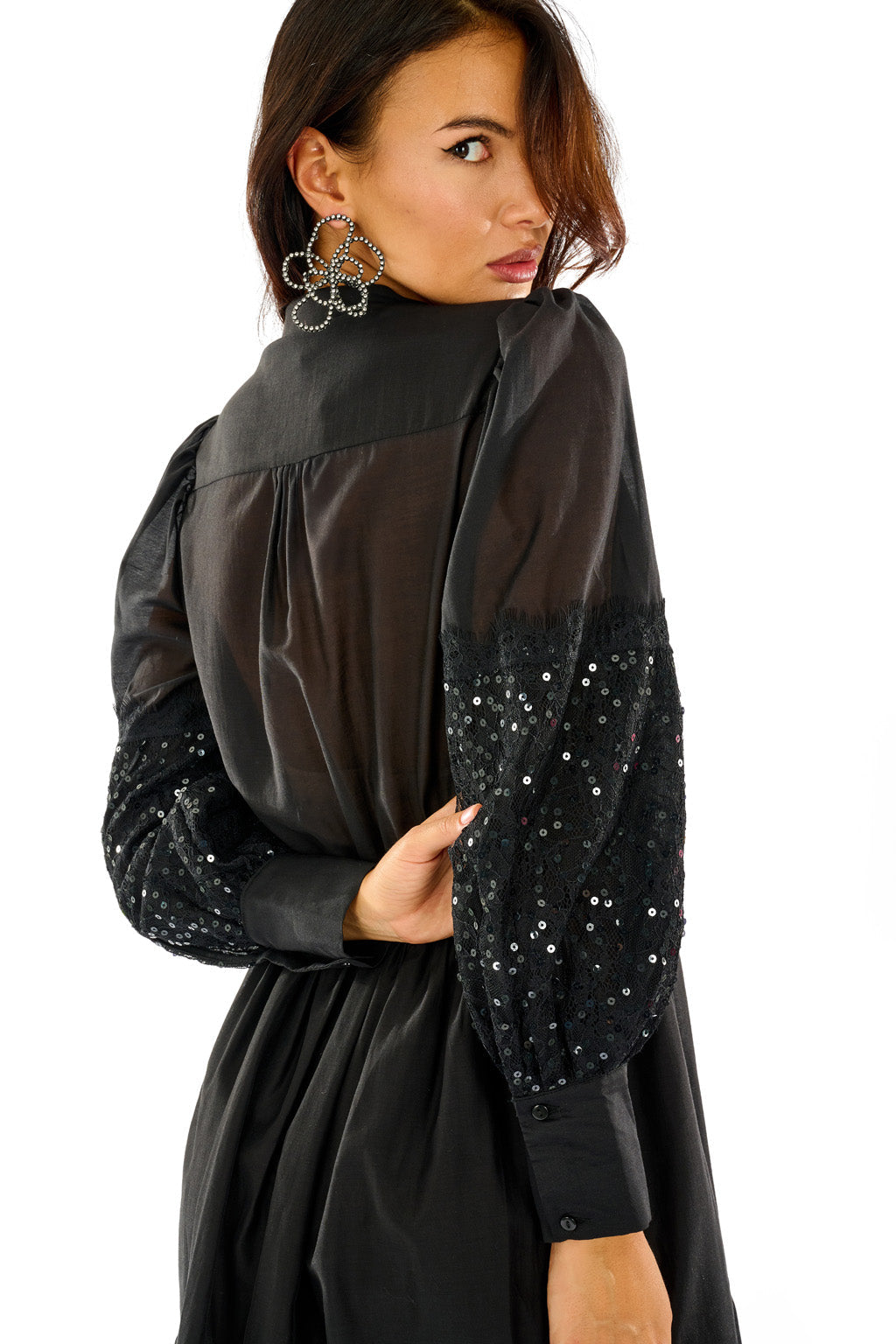 Abito con ricamo e paillettes