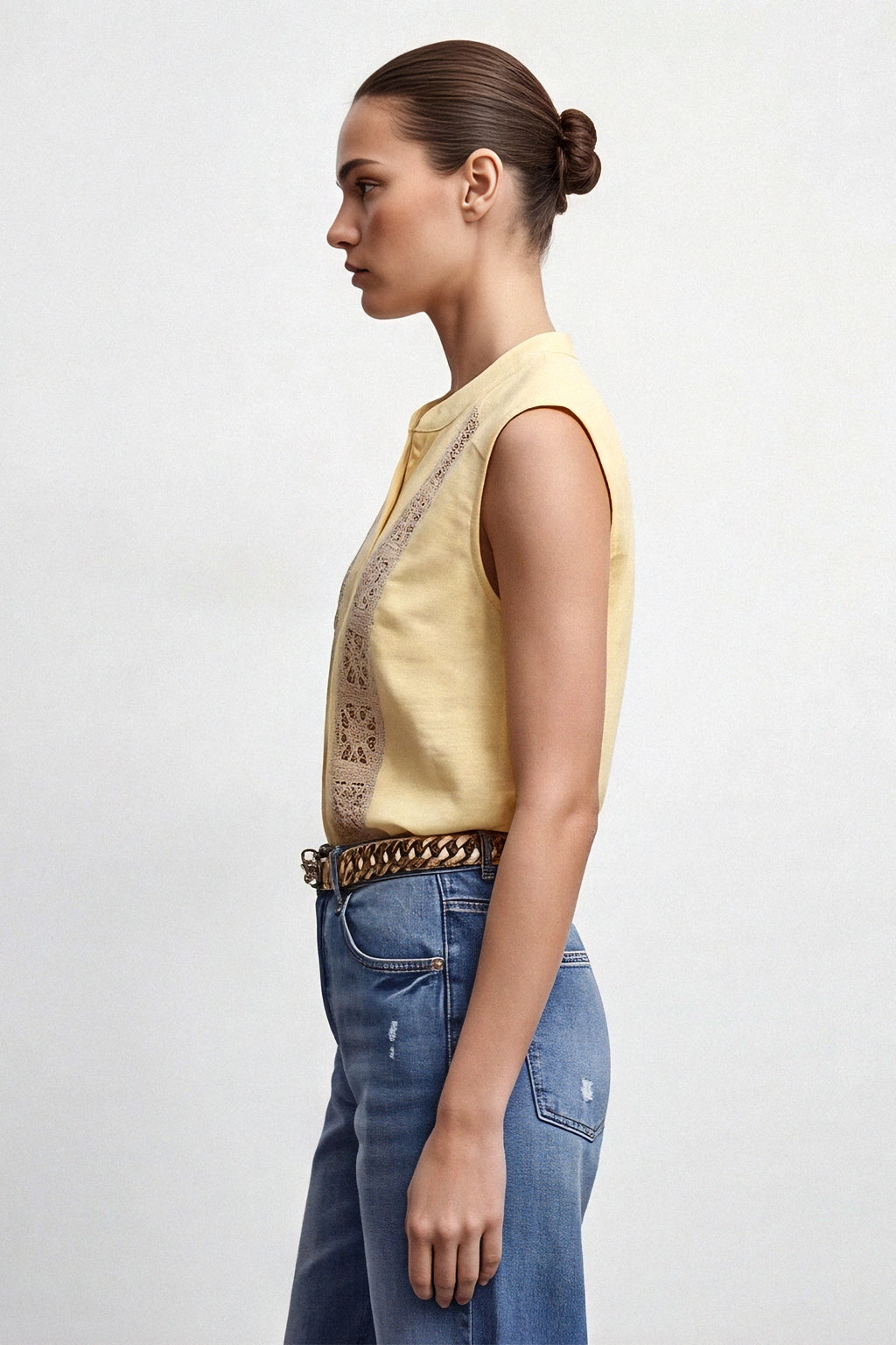 Blusa smanicata inserto pizzo