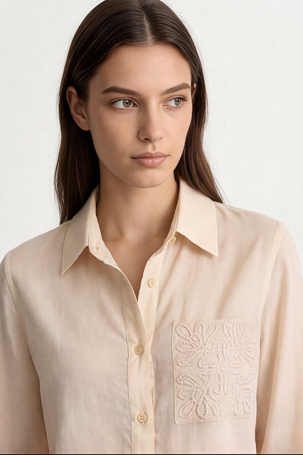 Camicia con tasca ricamata