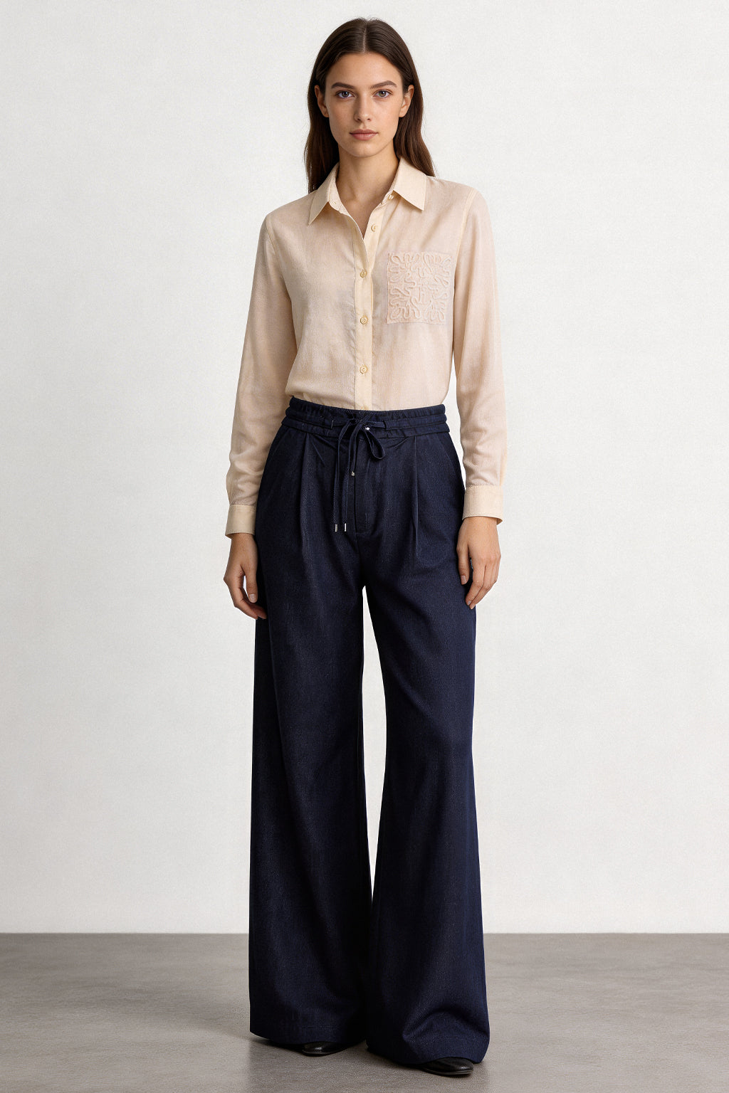 Camicia con tasca ricamata