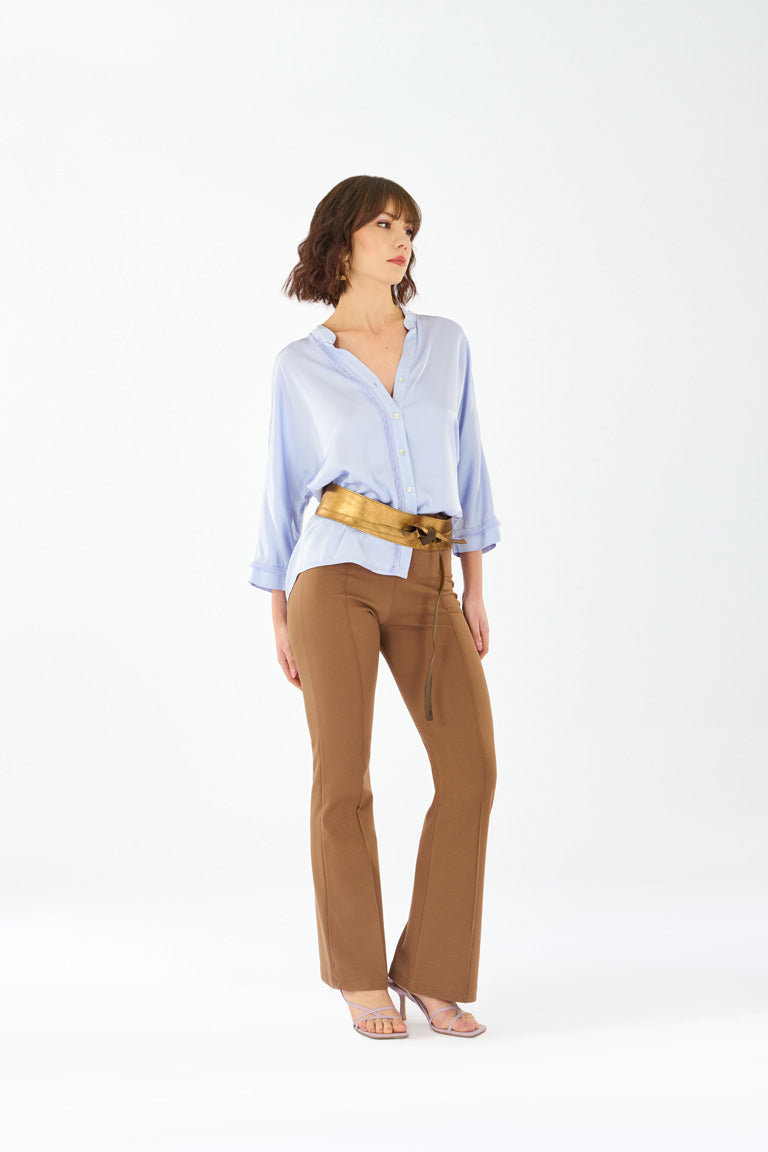 Pantalone con dettaglio passanti