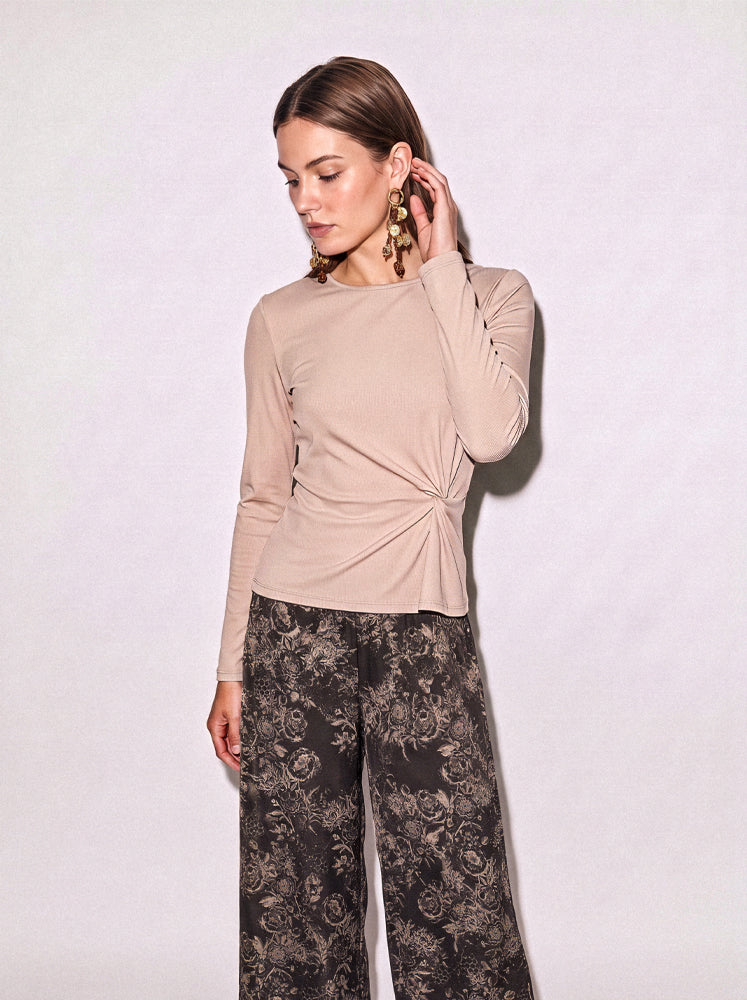 Top in costina con nodo laterale