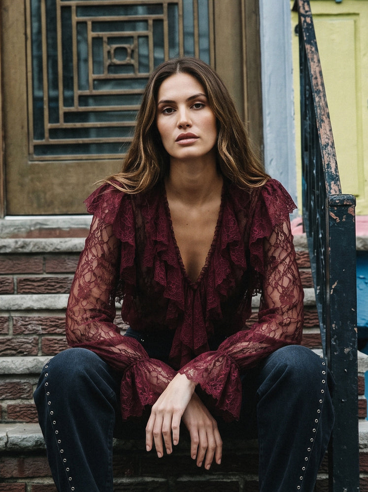 Blusa in pizzo con volants