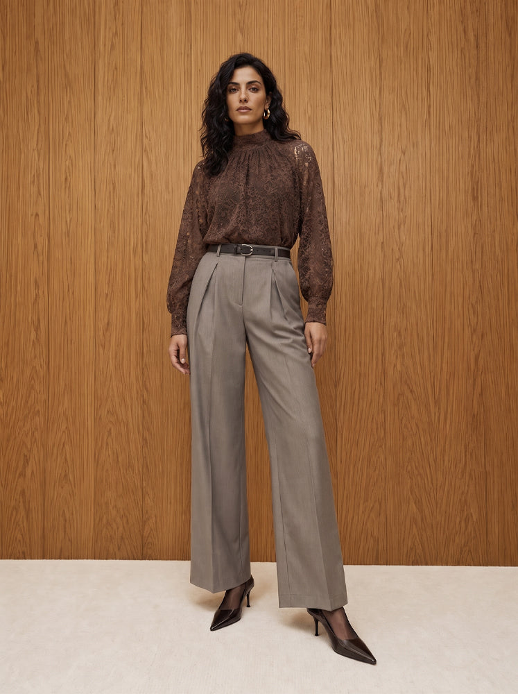 Blusa in pizzo collo alto