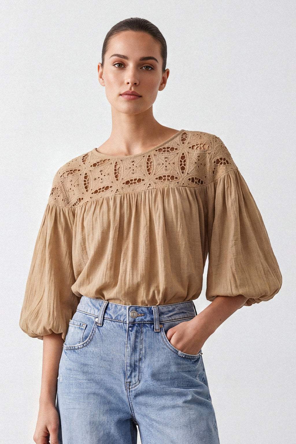Blusa con ricamo