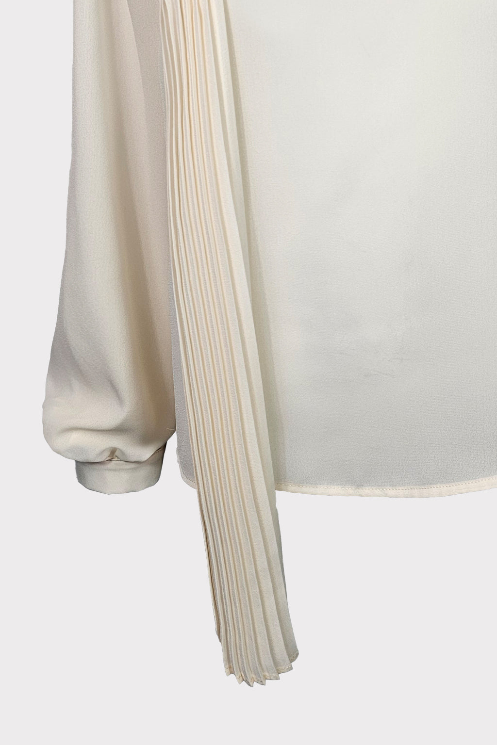 Blusa con fibbia decorativa