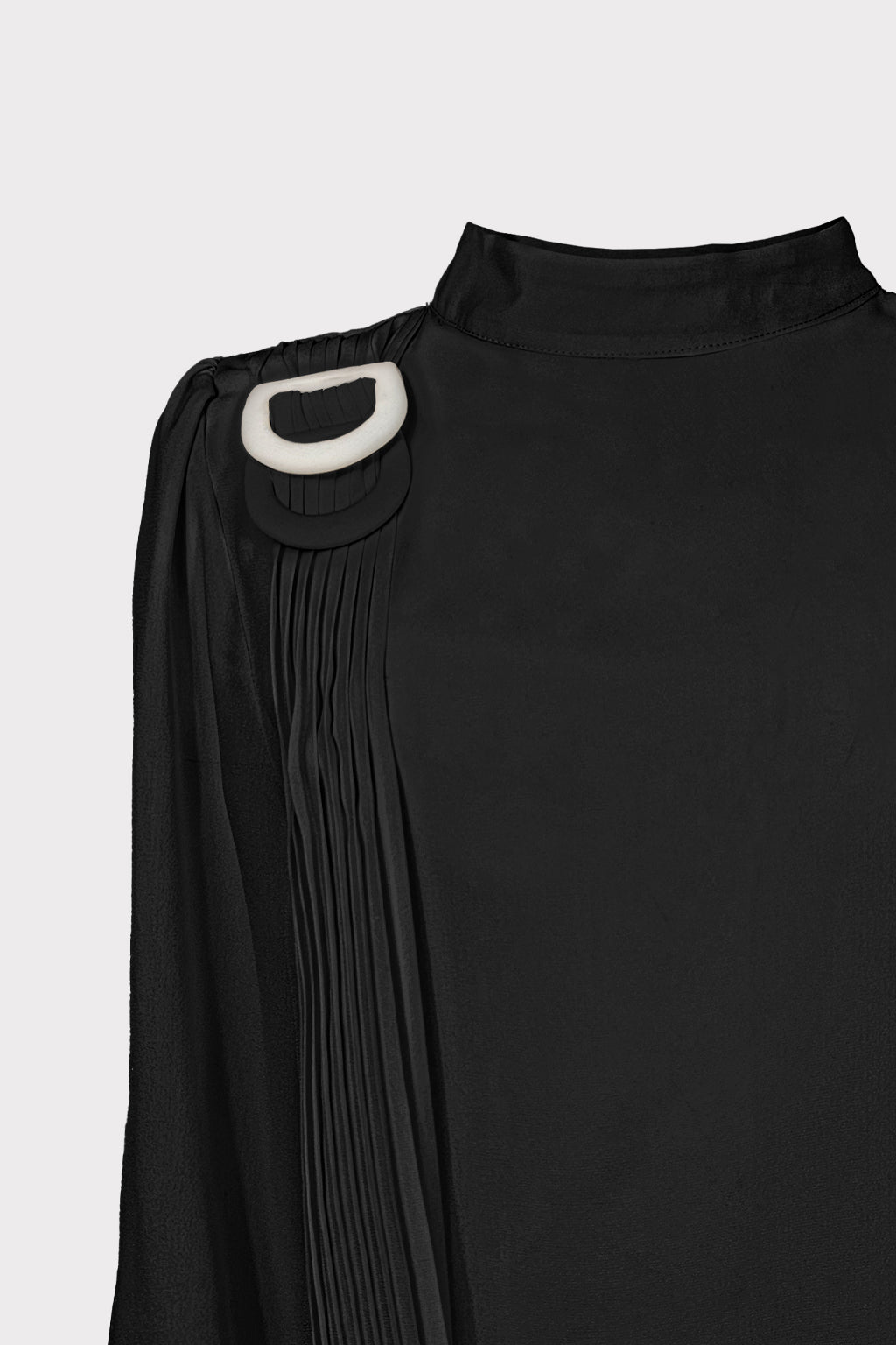 Blusa con fibbia decorativa