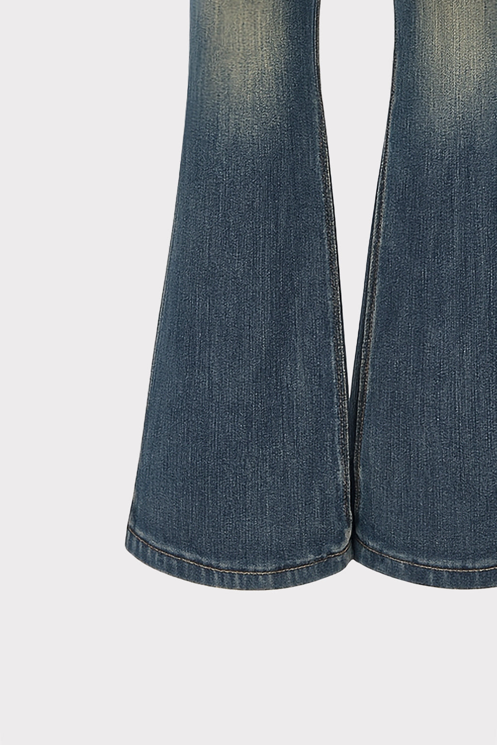 Jeans flared con bottoni Laterali