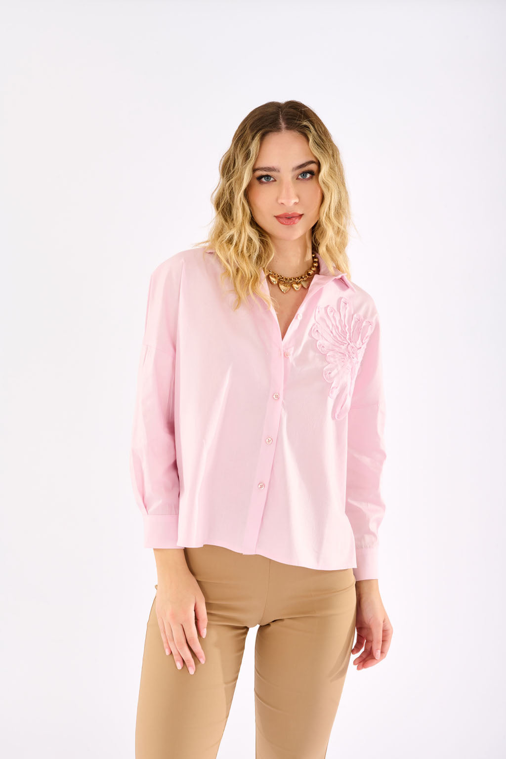 Camicia con fiore ricamato
