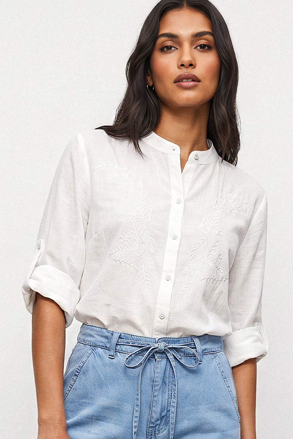 Camicia con ricami floreali
