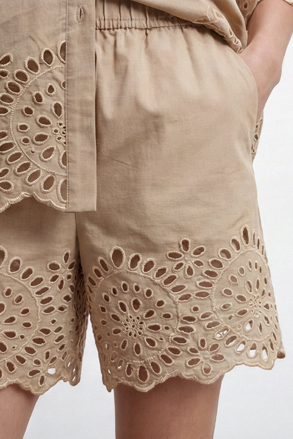 Shorts con ricami sangallo