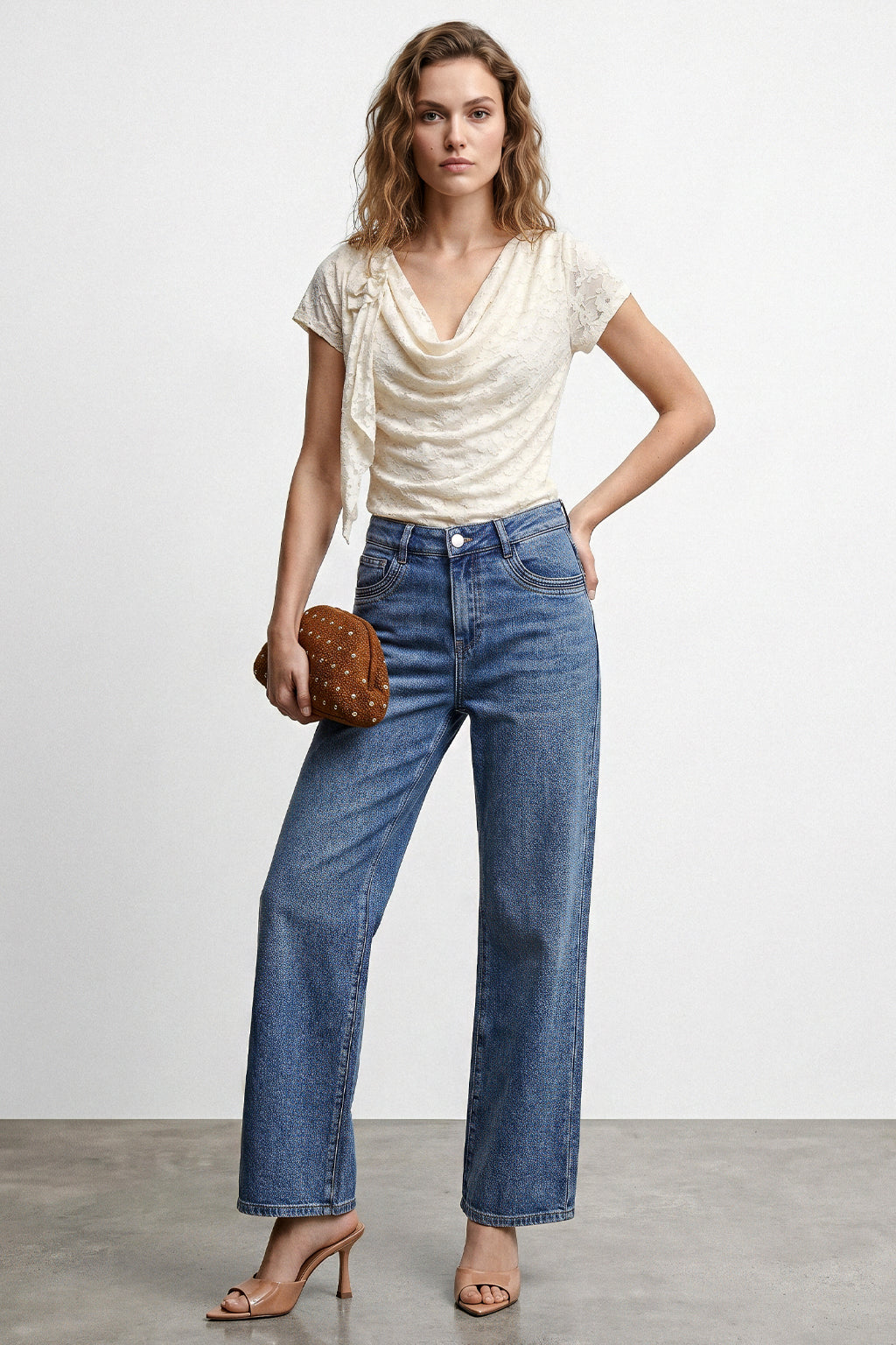 Top in pizzo scollo drappeggio