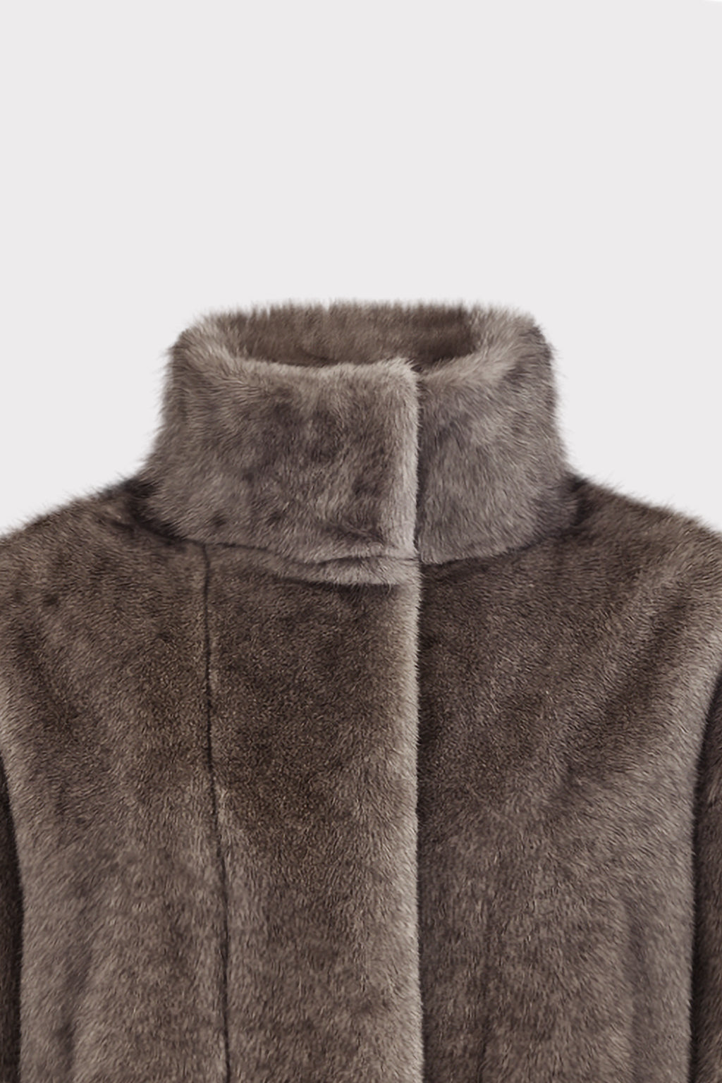 Giacca corta in eco-pelliccia con tasche