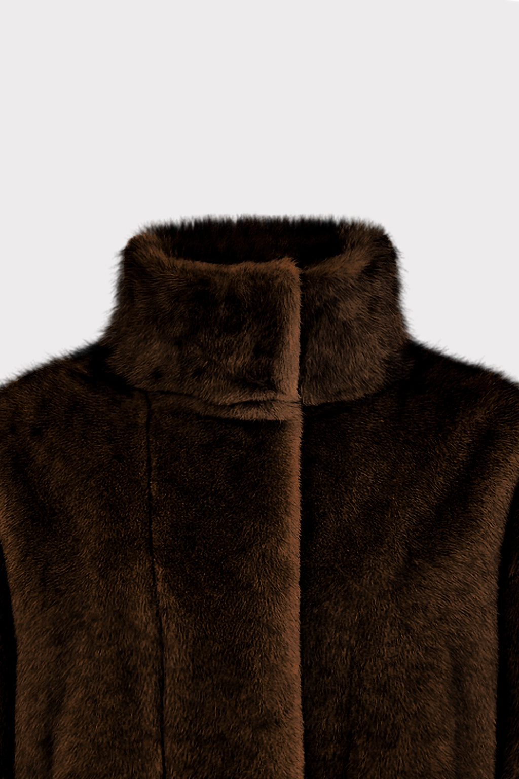 Giacca corta in eco-pelliccia con tasche