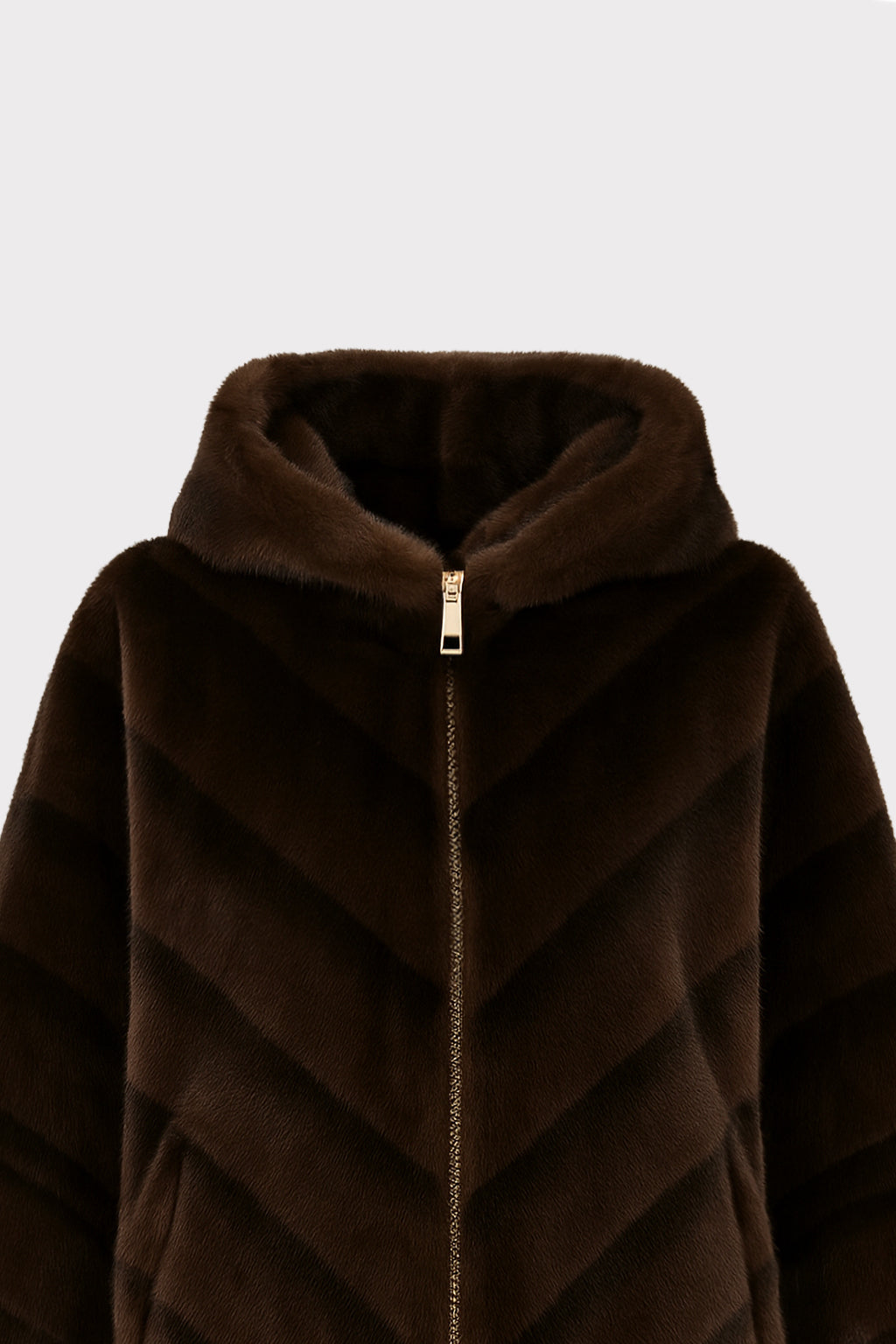 Cappotto con cappuccio in eco-pelliccia