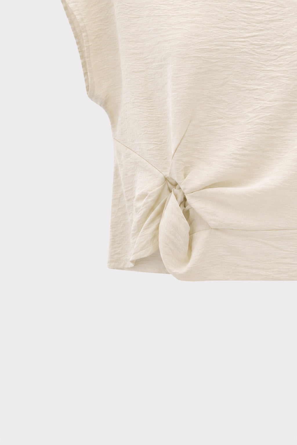 Blusa smanicata con nodo