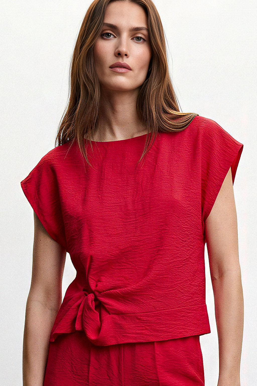 Blusa smanicata con nodo