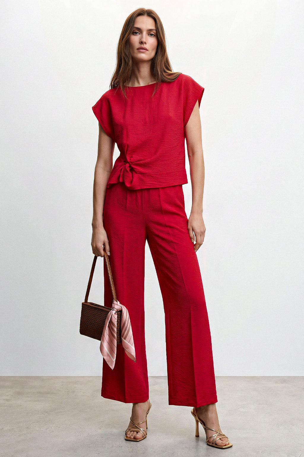 Blusa smanicata con nodo