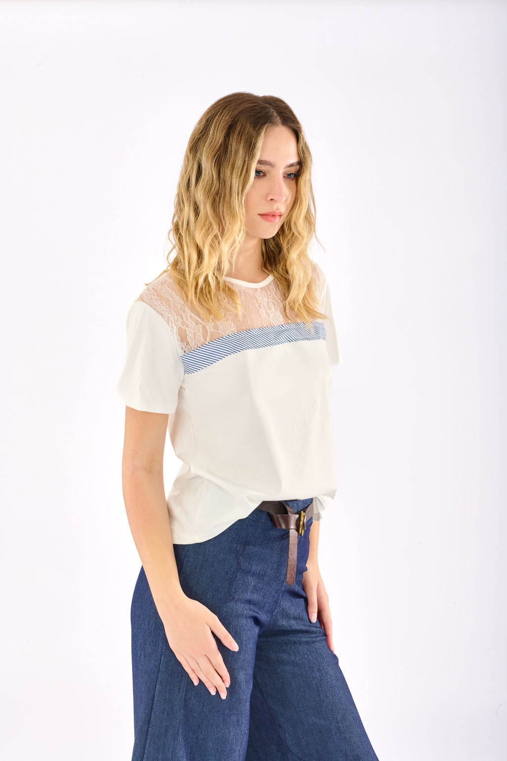 T-shirt dettaglio pizzo e riga
