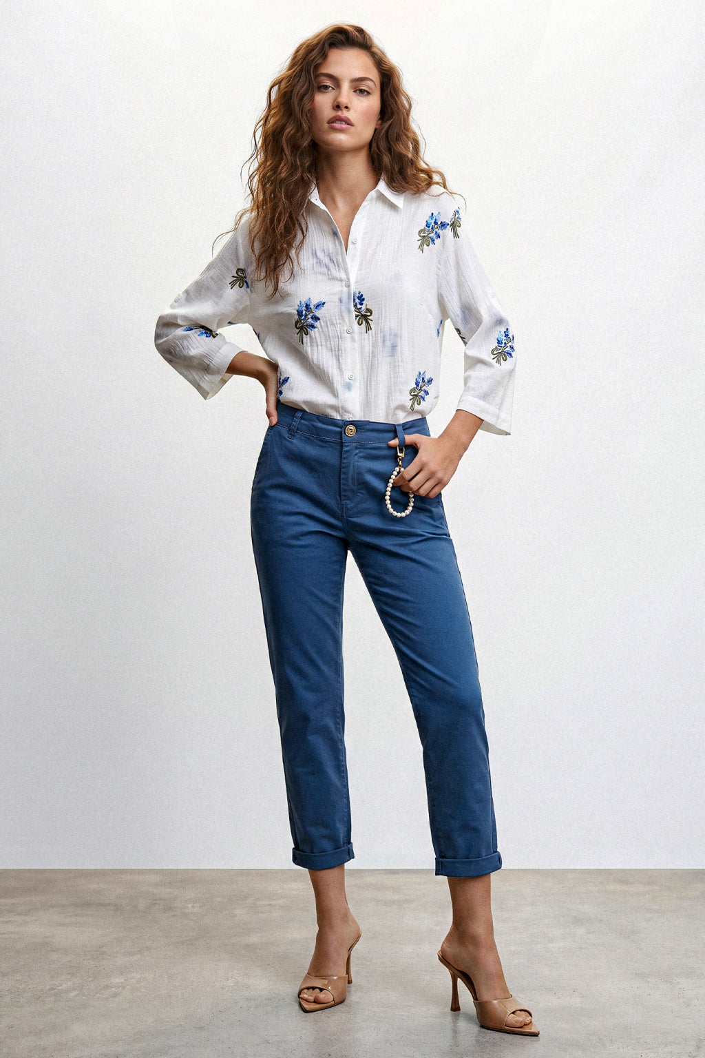 Camicia con ricami floreali