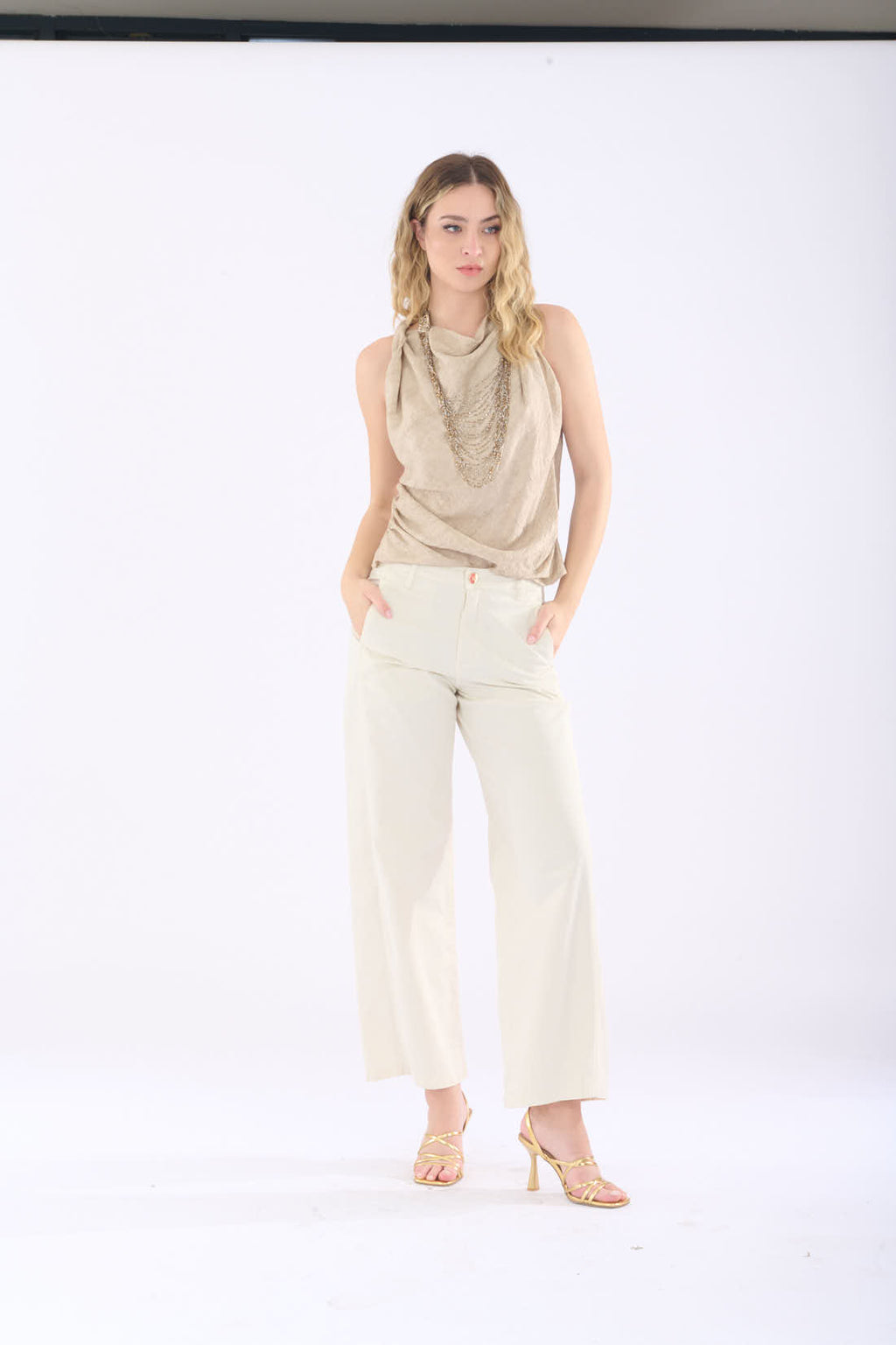 Pantalone con cuciture
