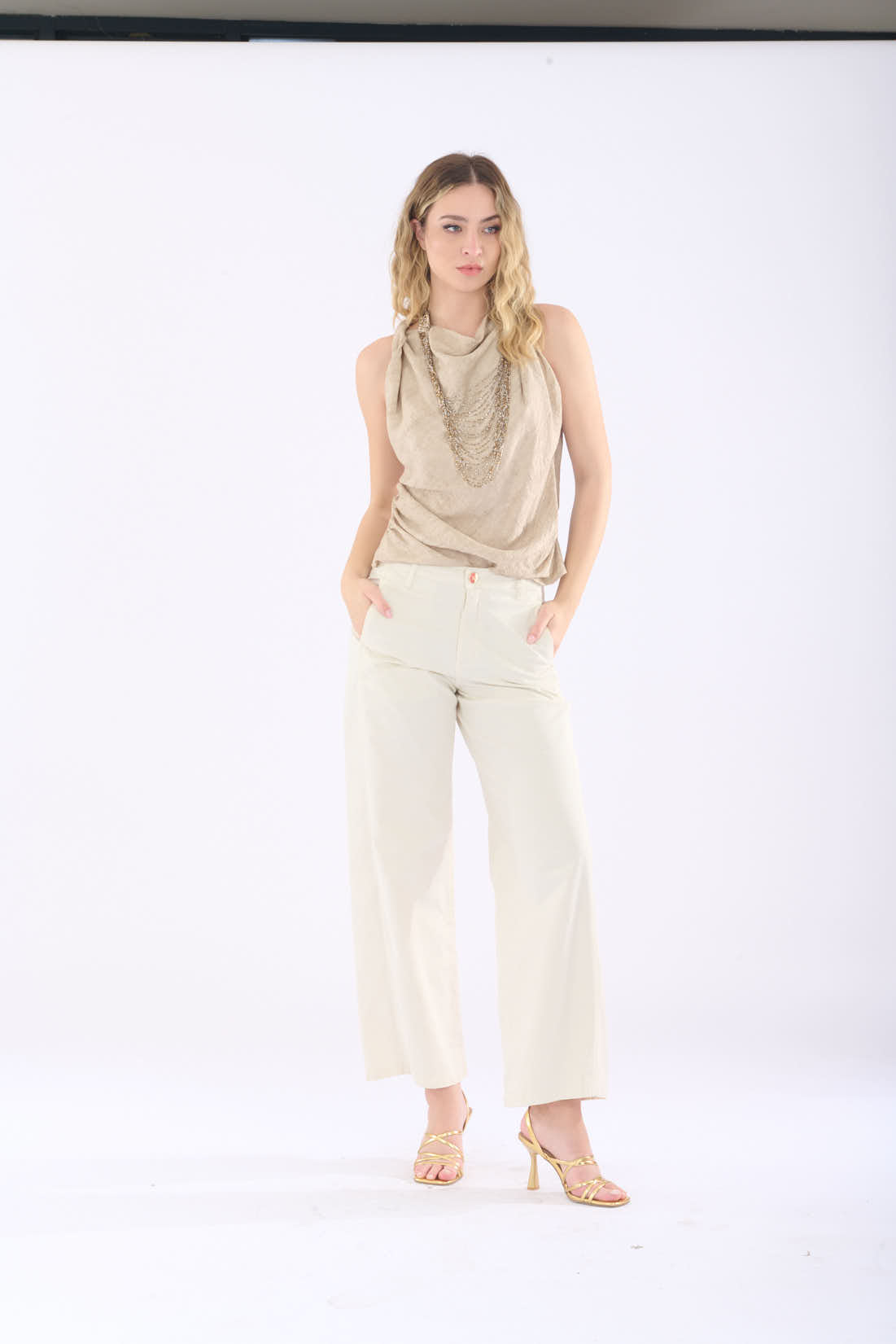 Pantalone con cuciture