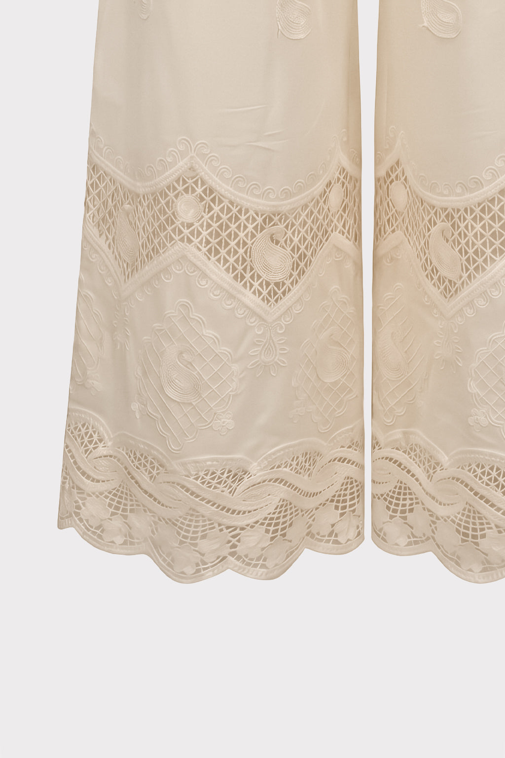 Pantaloni inserti pizzo e ricami