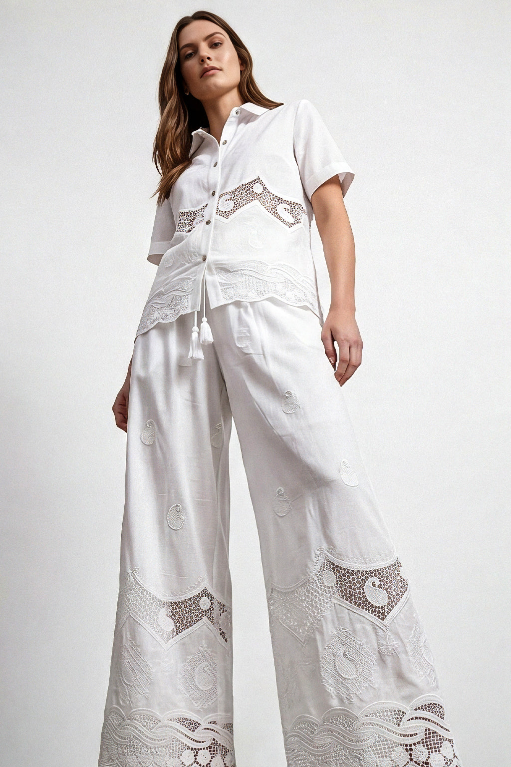 Pantaloni inserti pizzo e ricami
