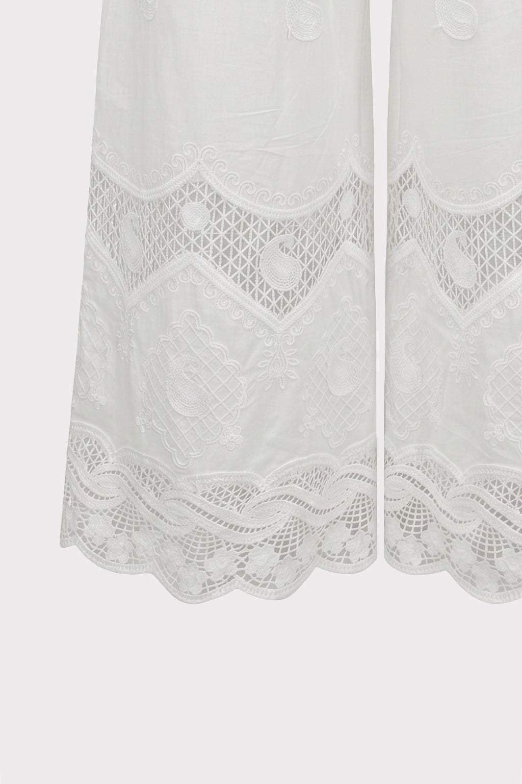 Pantaloni inserti pizzo e ricami