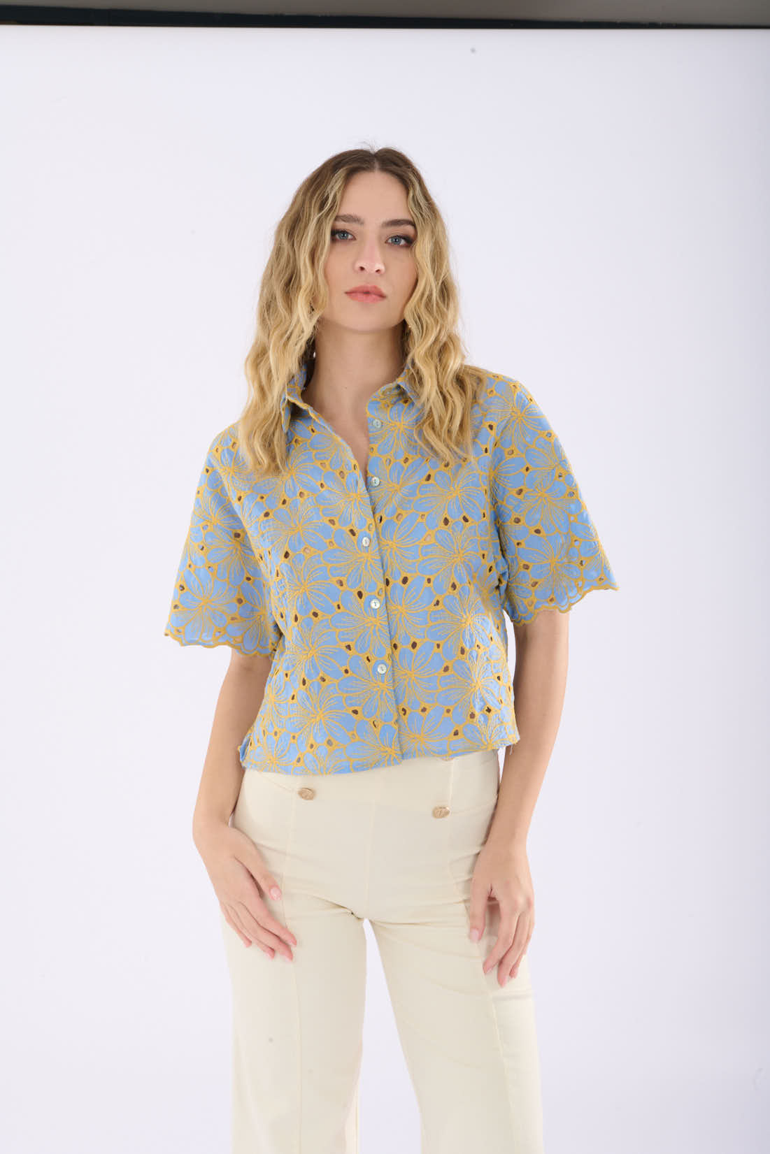 Camicia con ricamo bicolor