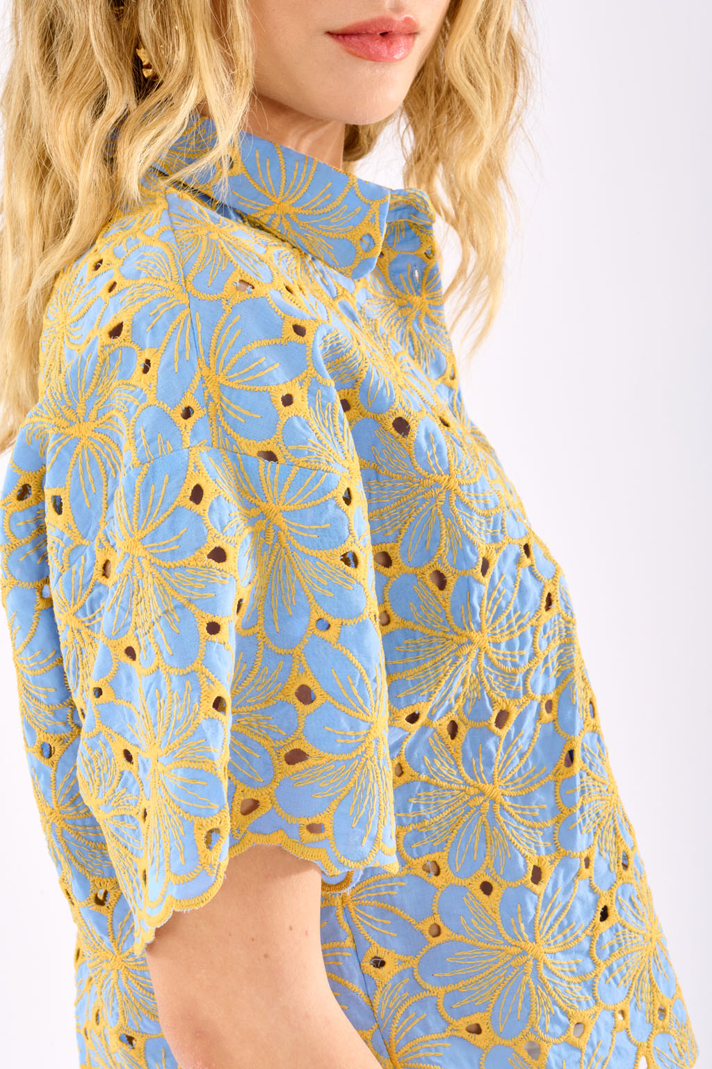Camicia con ricamo bicolor