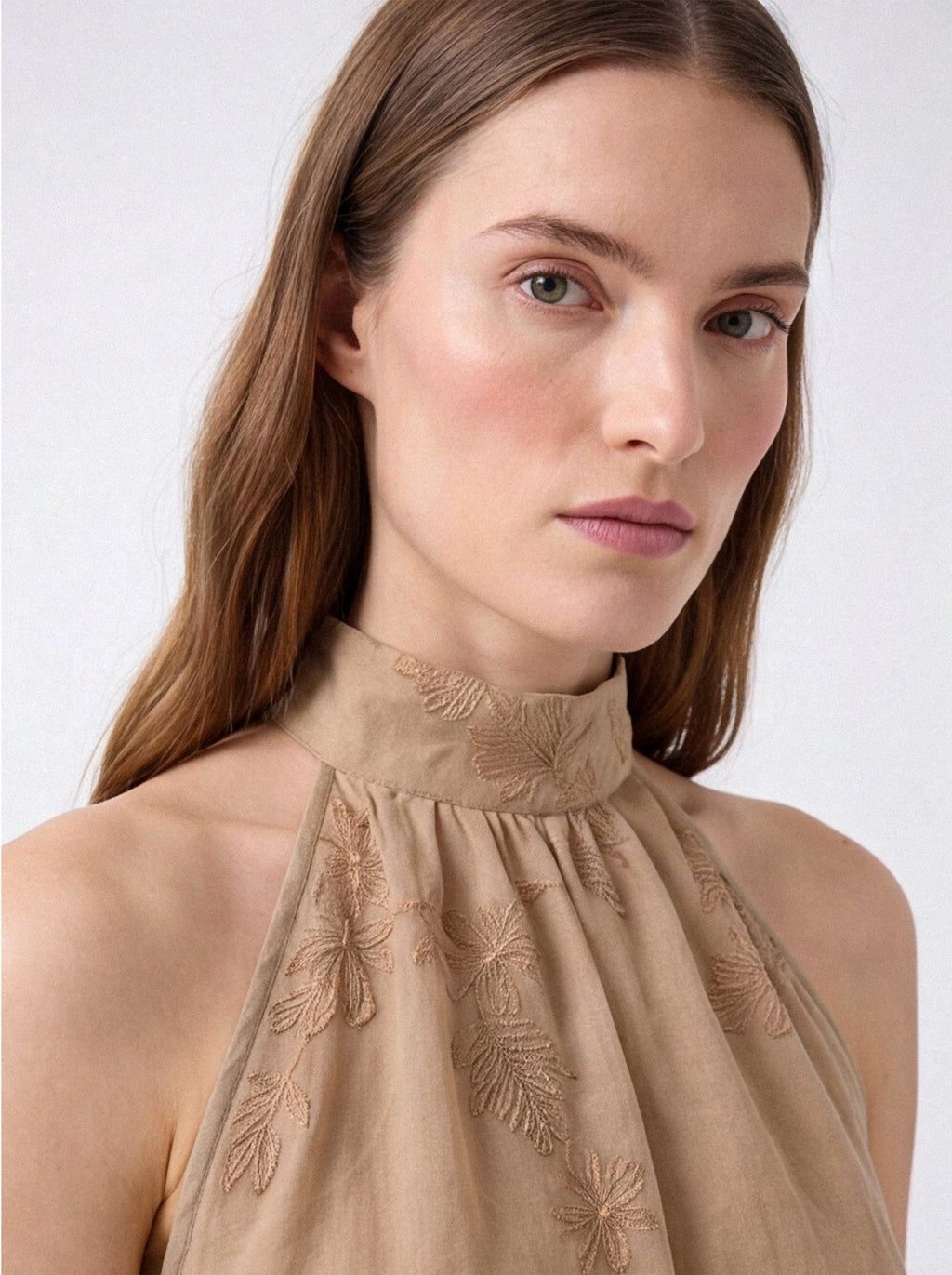 Top halter con ricami