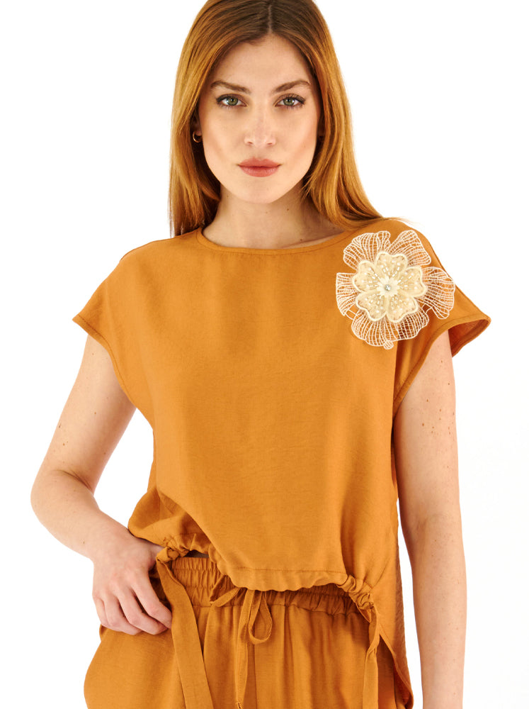 Blusa con coulisse e patch fiore